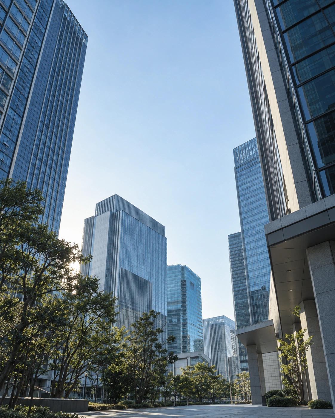 光が差し込む、都市のオフィス街